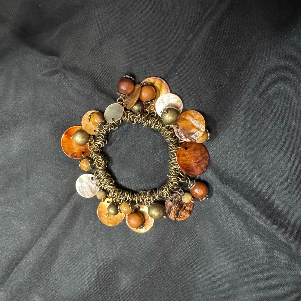 #293- Elegant Brown/Gold Shell & Beads High Quality Handmade Bracelet 
♥️